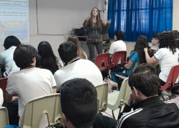 Fomentan acciones de prevención de violencia digital con estudiantes de secundarias