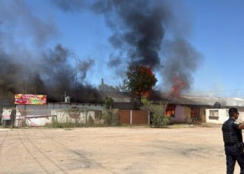 Controla Bomberos incendio en zona habitacional de la colonia Ávalos