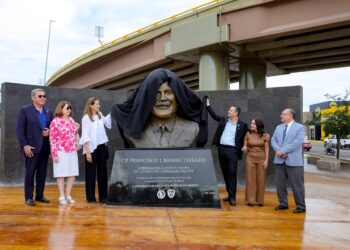 Devela alcalde Marco Bonilla monumento en honor a Francisco Barrio Terrazas en el Circuito Universitario