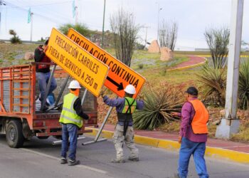Realiza Municipio instalación de señalamiento preventivo por carriles fuera de servicio en avenida Teófilo Borunda en sentido Centro-Reliz