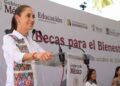 Sheinbaum entrega tarjetas de la Beca Benito Juárez en Colima